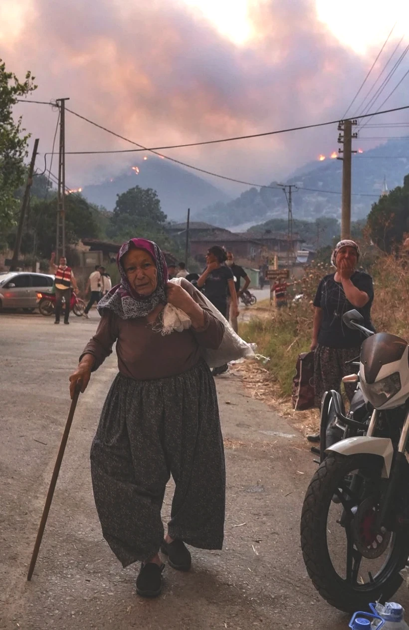 Ödemiş'te Kare Kare Çaresizlik... Hayvanlarını Önlerine Katıp Alevlerden Böyle Kaçtılar - Resim: 3