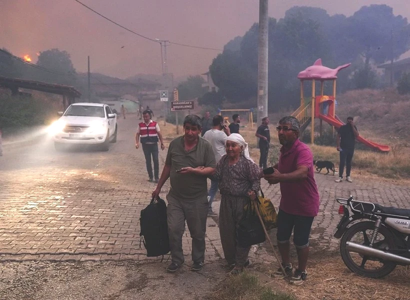 Ödemiş'te Kare Kare Çaresizlik... Hayvanlarını Önlerine Katıp Alevlerden Böyle Kaçtılar - Resim: 4